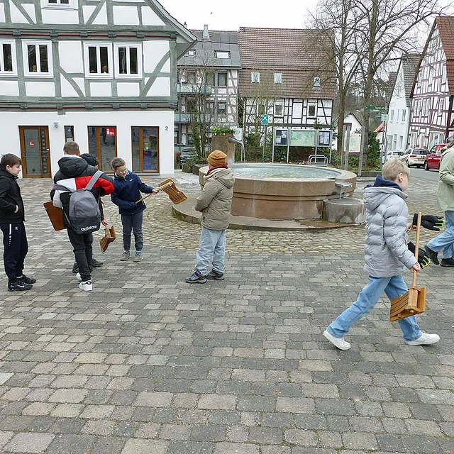 Eine alte Ostertradition "Das Rasseln in Naumburg"
