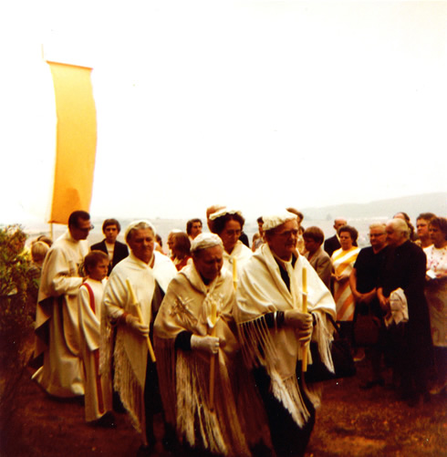 Wachsstockfest in Naumburg im Bild Pfarrer Wanke und Wachsstokfrauen